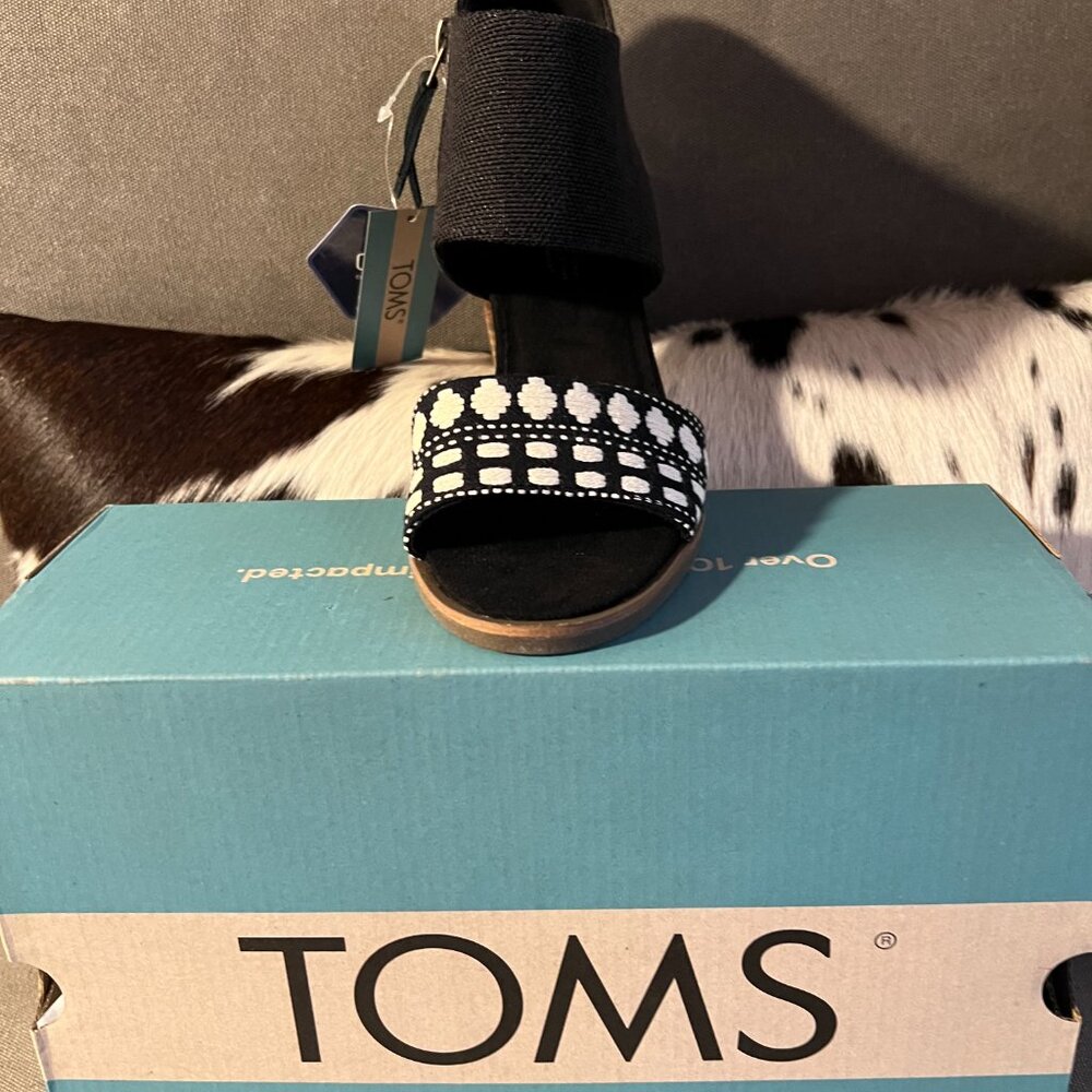 NWT  TOMS !